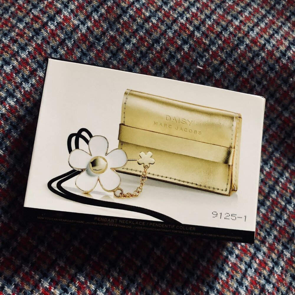 NIB Marc Jacobs Daisy Solid Perfume Pendant Necklace Gift Set Discontinued Pouch - Picture 2 of 5